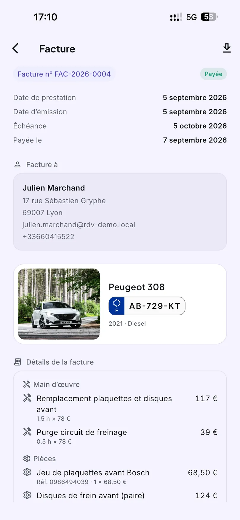 Facture acquittée reçue par un automobiliste : ses dates d’émission, d’échéance et de règlement, le véhicule concerné, puis la main d’œuvre et les pièces détaillées ligne par ligne, avec leurs références.