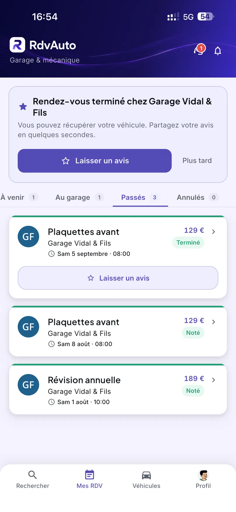 Les rendez-vous d’un automobiliste, répartis en quatre onglets : à venir, au garage, passés, annulés. Trois interventions terminées chez le même garage, dont une qui attend encore son avis.